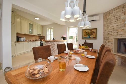 Villa Blanca With Pool And Parking