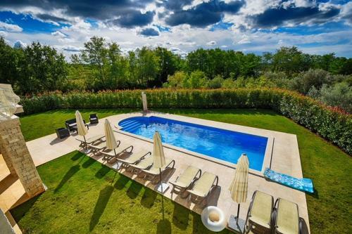 Villa Blanca With Pool And Parking