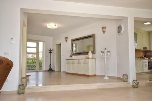 Villa Blanca With Pool And Parking