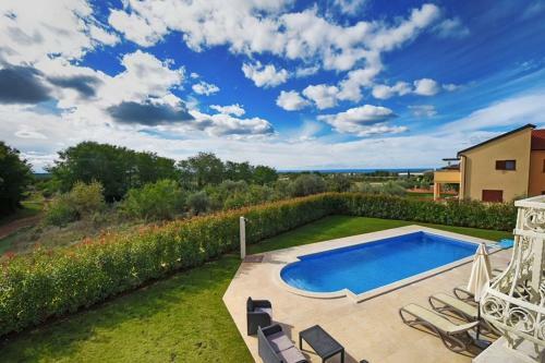 Villa Blanca With Pool And Parking