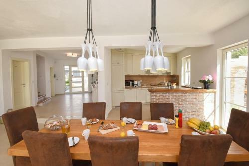 Villa Blanca With Pool And Parking