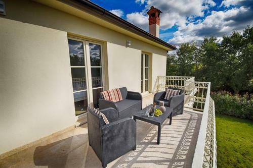 Villa Blanca With Pool And Parking