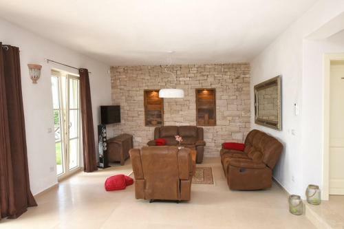 Villa Blanca With Pool And Parking