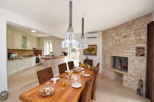 Villa Blanca With Pool And Parking