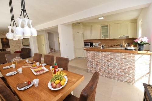Villa Blanca With Pool And Parking