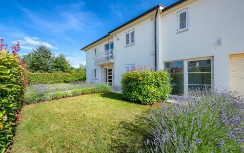 Villa Blanca With Pool And Parking