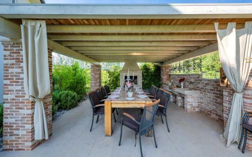 Villa Blanca With Pool And Parking