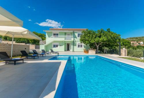 Poolincluded - Holiday Home Maslina