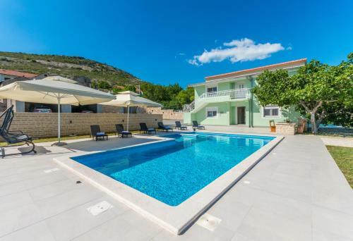 Poolincluded - Holiday Home Maslina