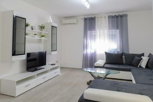 Poolincluded - Holiday Home Maslina