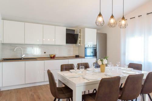 Poolincluded - Holiday Home Maslina