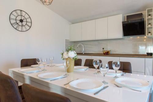 Poolincluded - Holiday Home Maslina