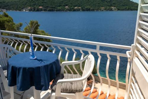 Apartments Lastovo Sili?