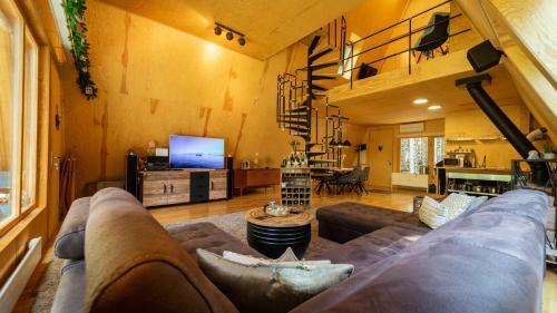 Forest House Stella - A Frame Cabin
