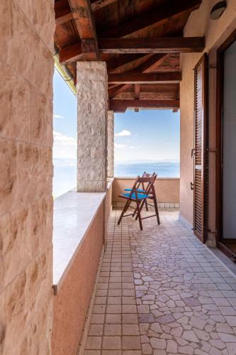 Hidden Forest Villa With Sweeping Views