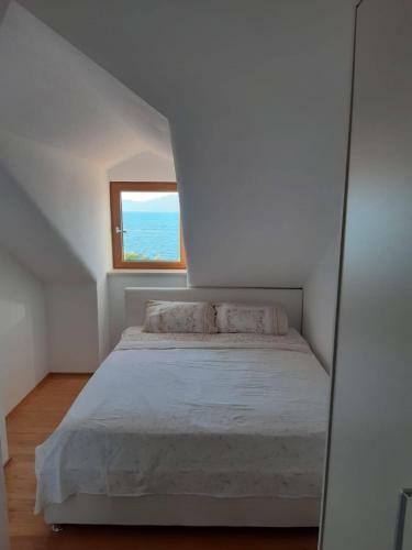 Elen Apartment Postira