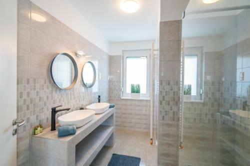 Grey Lights Garden Apartment