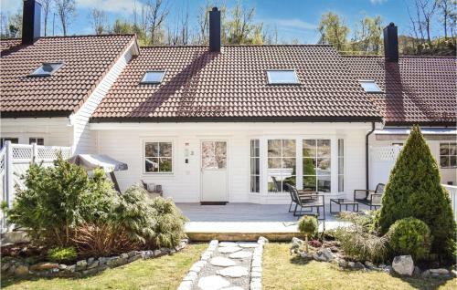 Nice Home In Kolltveit With Wifi And 3 Bedrooms