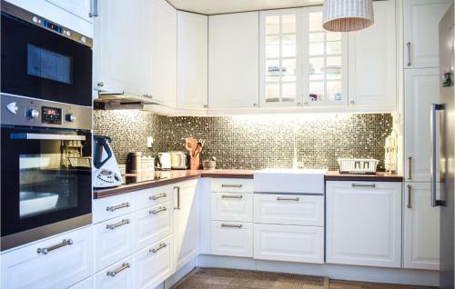 Nice Home In Kolltveit With Wifi And 3 Bedrooms