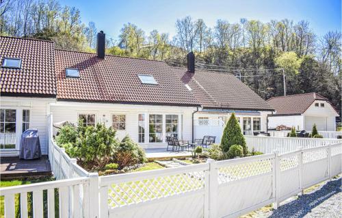 Nice Home In Kolltveit With Wifi And 3 Bedrooms