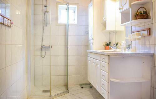 Nice Home In Lonev�g With 4 Bedrooms
