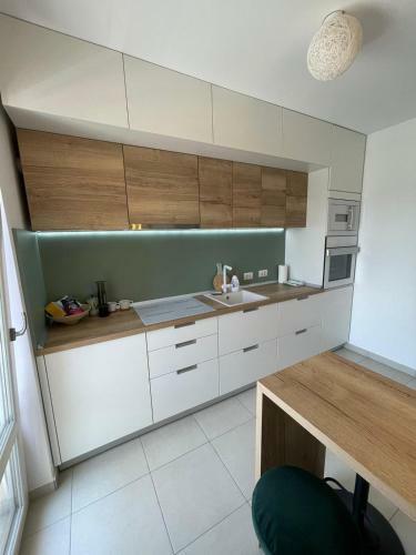 Lara 65 - Cozy & Modern Apartment @ Conest