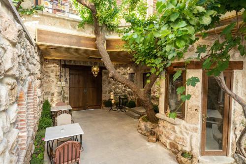 Foremanson Cave Hotel