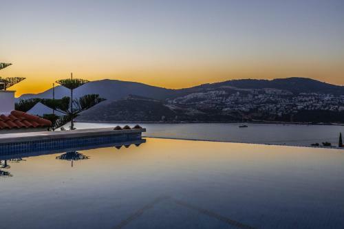 Luxury 4 Bedroom Villa With Amazing Sea Views