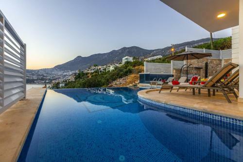 Luxury 4 Bedroom Villa With Amazing Sea Views