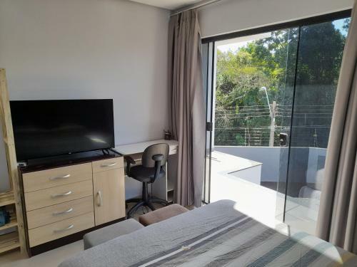Quarto Em Sobrado Alto Padr�o, Piscina, Garagem, Lago