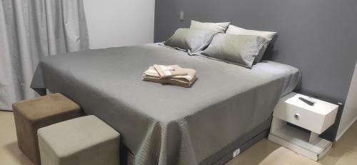 Quarto Em Sobrado Alto Padr�o, Piscina, Garagem, Lago