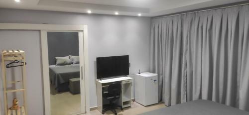 Quarto Em Sobrado Alto Padr�o, Piscina, Garagem, Lago