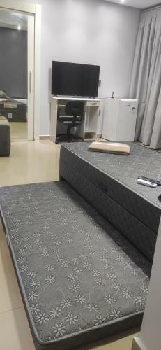 Quarto Em Sobrado Alto Padr�o, Piscina, Garagem, Lago