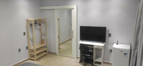 Quarto Em Sobrado Alto Padr�o, Piscina, Garagem, Lago