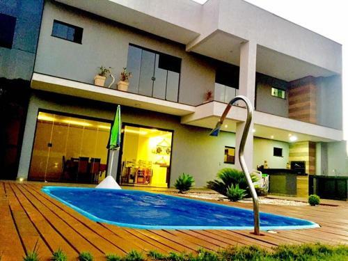Quarto Em Sobrado Alto Padr�o, Piscina, Garagem, Lago