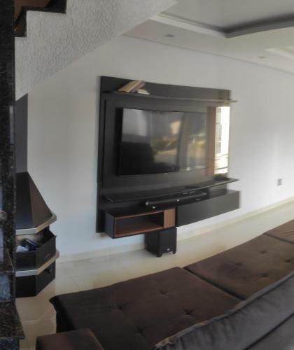 Quarto Em Sobrado Alto Padr�o, Piscina, Garagem, Lago