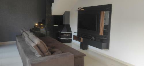 Quarto Em Sobrado Alto Padr�o, Piscina, Garagem, Lago