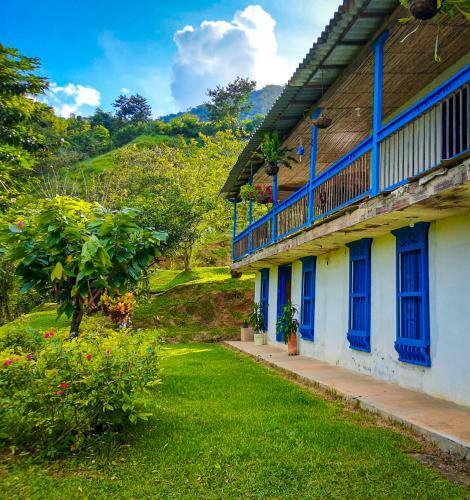 Hacienda Sagrada - Cascada El Tagual