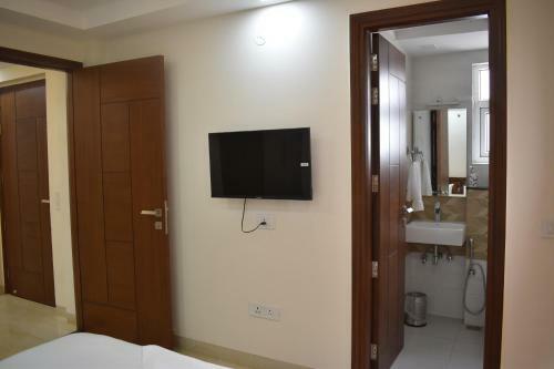 Lime Tree Three Bhk Serviced Apartment Golf Course Extension Near Hong Kong Bazaar