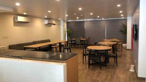 Hotel Pop 91627 Royal Residency