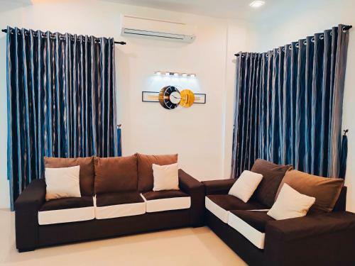 Amazing 4 Bedroom Townhouse With Ample Parking