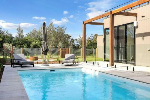 Beachfront Escape - 6 Bedroom, Pool & Beach Access