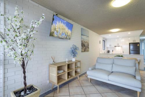 Cosy 3-bed Apartment Steps From Beach
