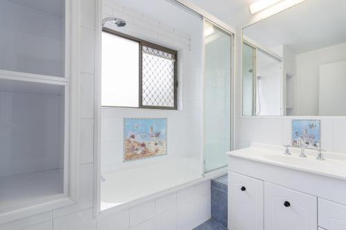 Cosy 3-bed Apartment Steps From Beach