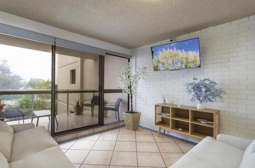 Cosy 3-bed Apartment Steps From Beach