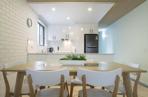 Cosy 3-bed Apartment Steps From Beach