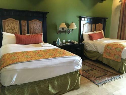 Montecristo Estates: Luxury Villa + Private Pool & Hot Tub