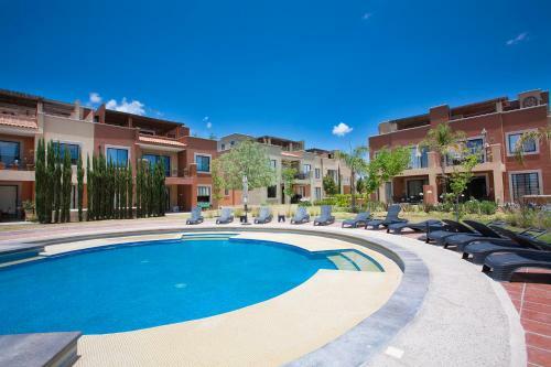 Gallery Apartment Pool & Jacuzzi