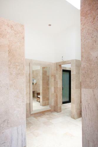 Gallery Apartment Pool & Jacuzzi