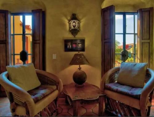 Luxurious 2 Bedroom Home With Fireplace